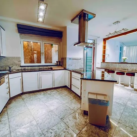 Апартаменты Miami Lovely Romantic Garden With Whirlpool Прага
